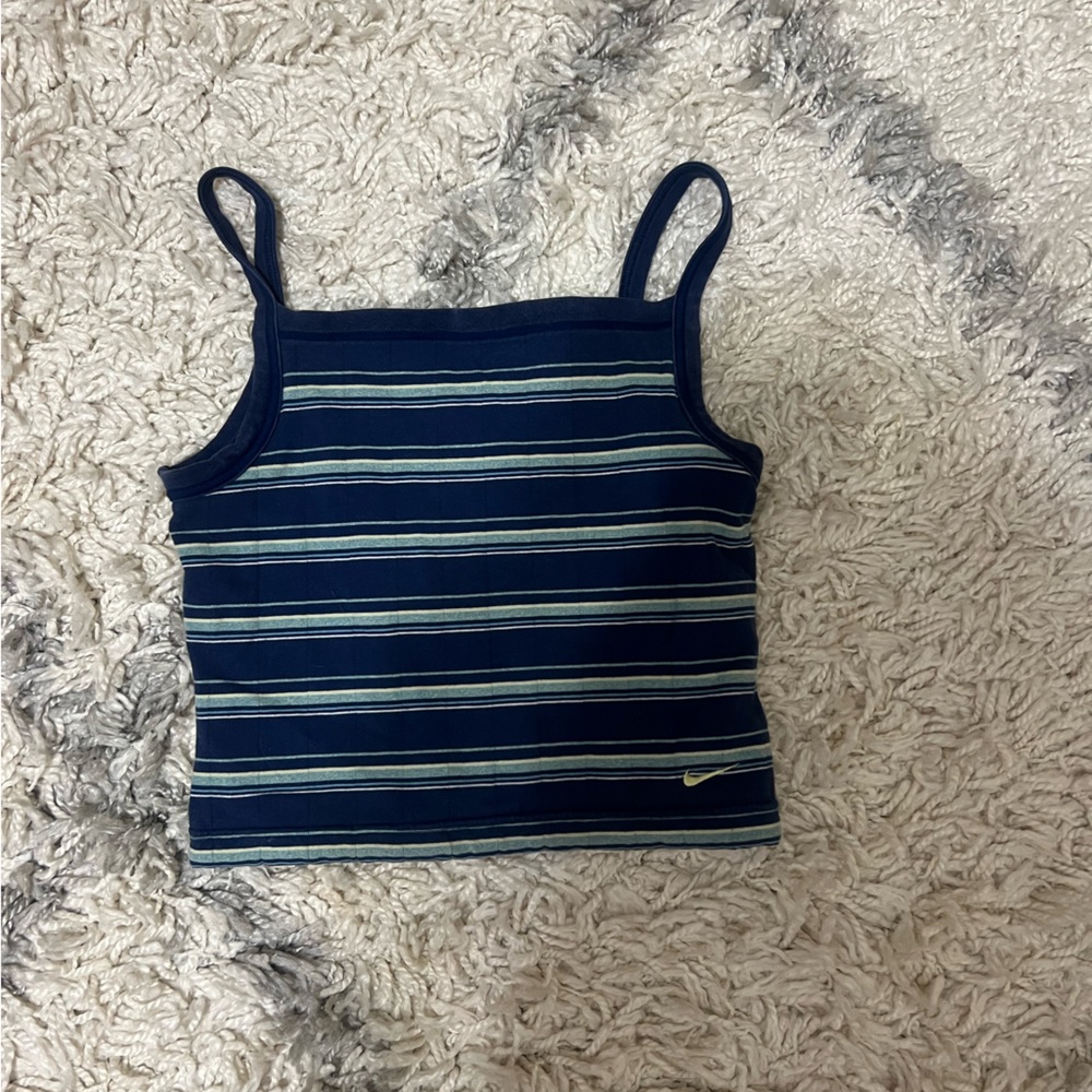 Nike crop top women’s size medium